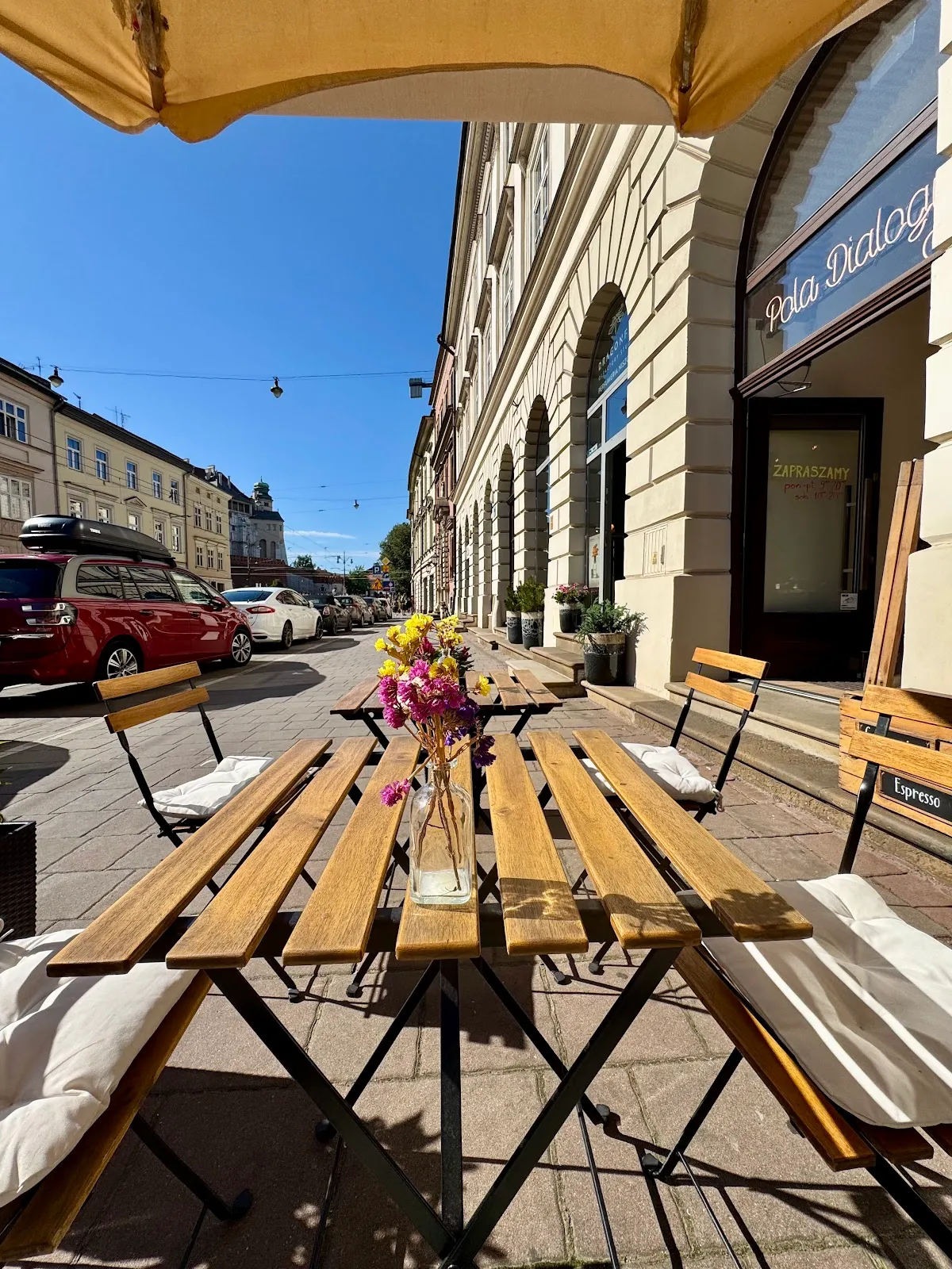 Pola Dialogu Café