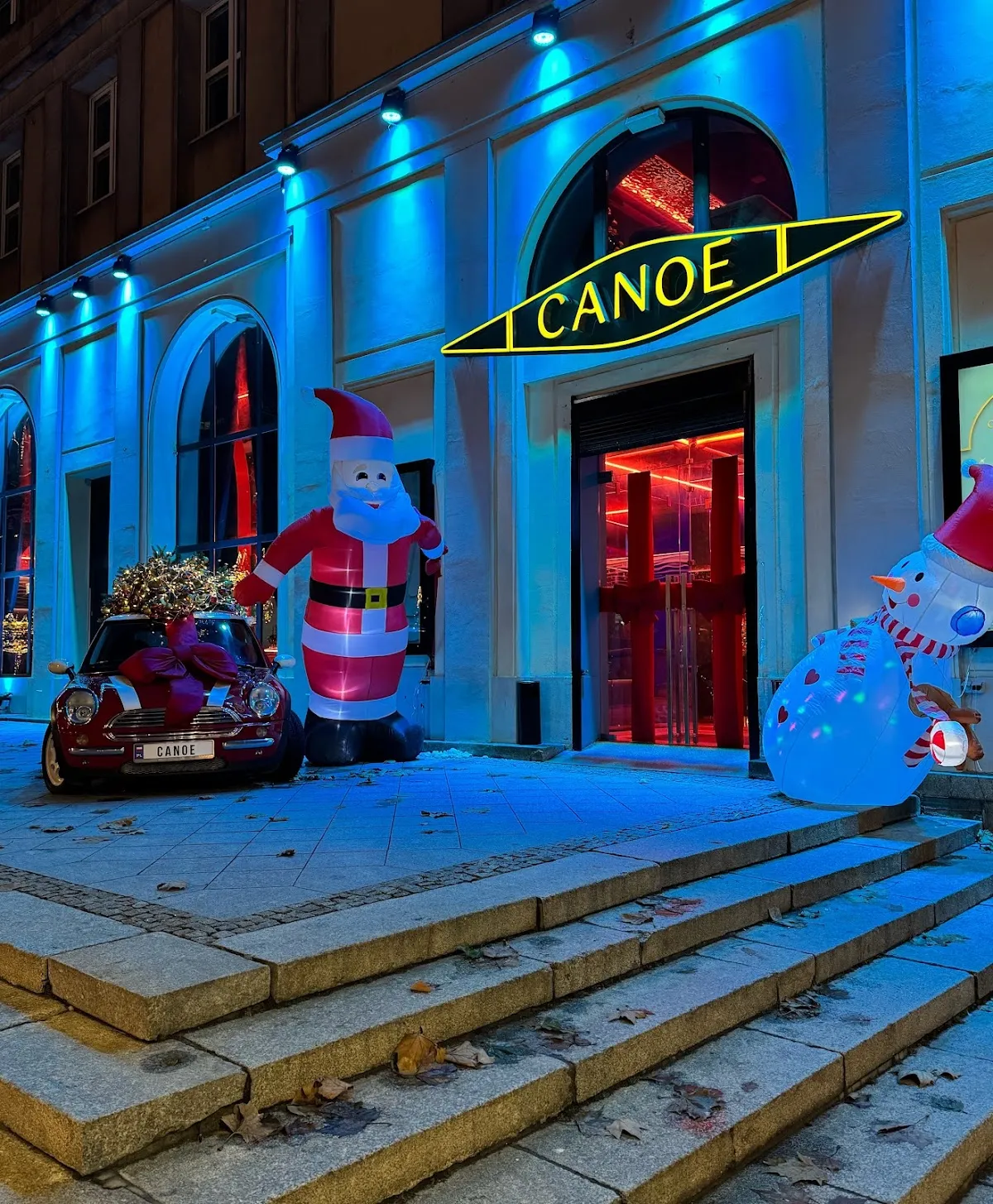 Canoe Lounge